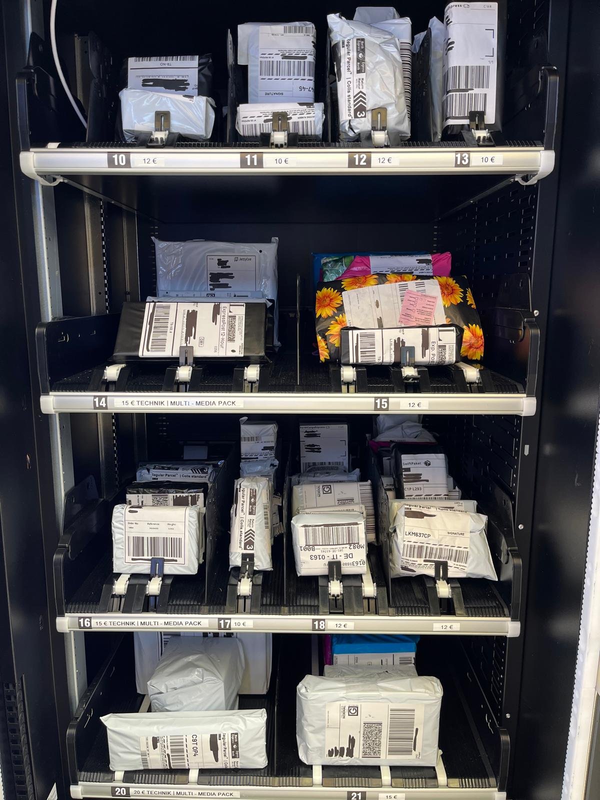 Blick in den Mystery-Pack-Automaten mit echten Paketen